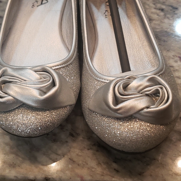 NWOT MIA Kids SILVER SPARKLE SHOE - Picture 4 of 7